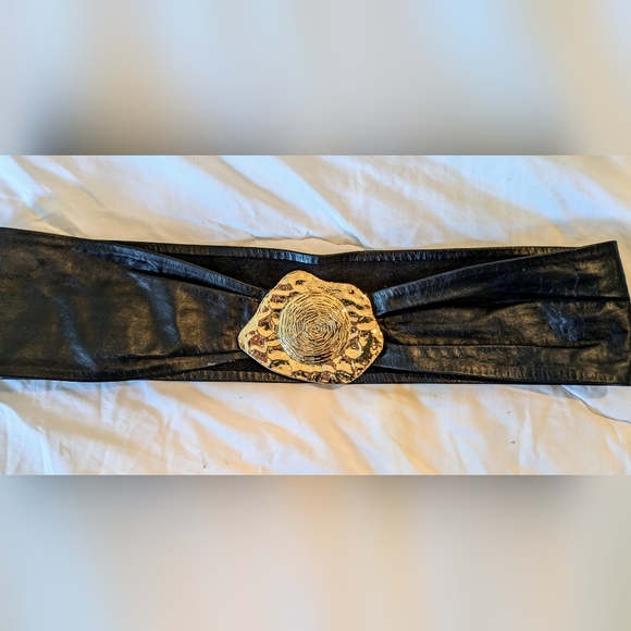 LEATHER SOFT WIDE BLACK BELT W/GOLD BUCKLE ORNATE VINTAGEMEASURES 31'' - Picture 5 of 8